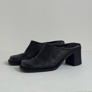 WHITE MOUNTAIN VINTAGE black leather mules